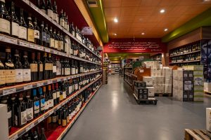 Supermercato adhoc reparto vini e liquori