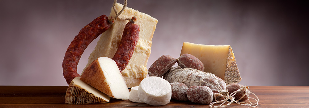 Banco salumi e formaggi: idee per esposizione e decorazione efficace